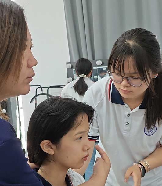 石家庄东华铁路学校形象设计专业实训课堂中老师正在进行一对一指导